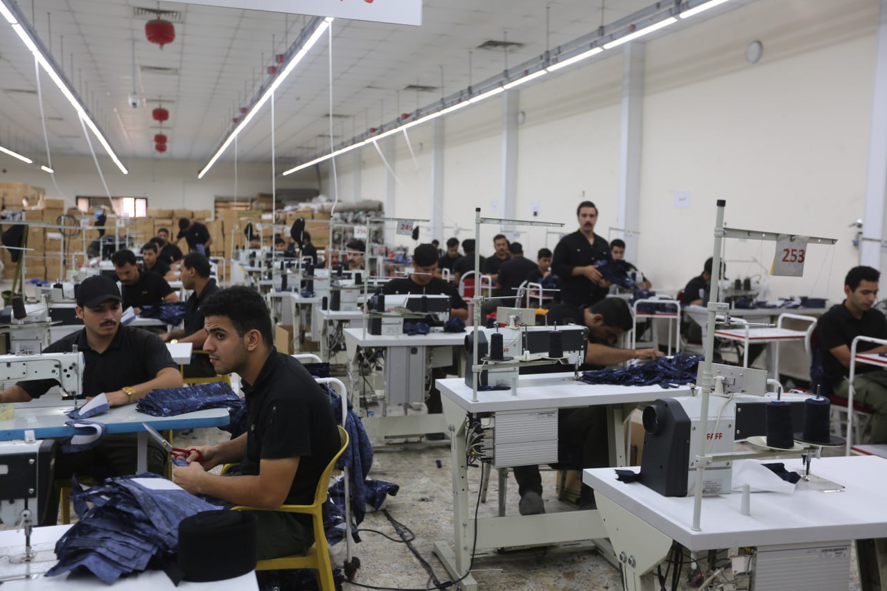 عمره قصير ومنجزه كبير.. معمل ألبسة وزارة الداخلية ينتج مليون و(200) ألف بدلة سنوياً للمنتسبين (صور)