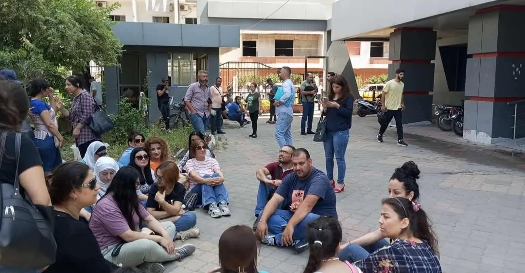 المرصد السوري: فصل نحو 600 موظف غالبيتهم من الطائفة العلوية في الساحل