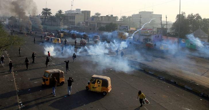 رويترز: مقتل شرطيين واثنين من المحتجين في الاحتجاجات العراقية