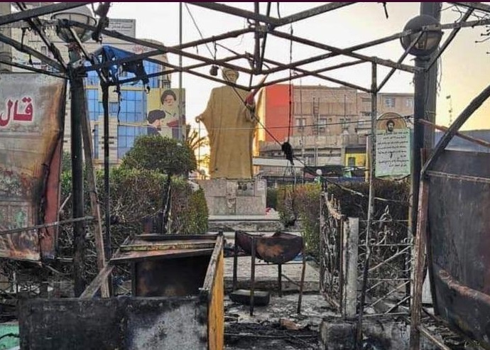 هذا ما خلفه هجوم المسلحين على ساحة الحبوبي وسط الناصرية ليلة امس