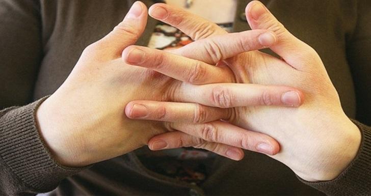 اختصاصي عظام يوضح مضار فرقعة الأصابع والرقبة