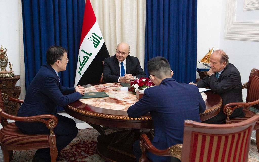 الرئيس العراقي يستقبل السفير الصيني ويحمله رسالة بسبب "كورونا"