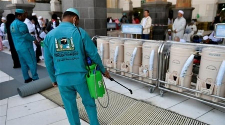 غسل وتعقيم المسجد الحرام 4 مرات يومياً لسلامة قاصديه من كورونا
