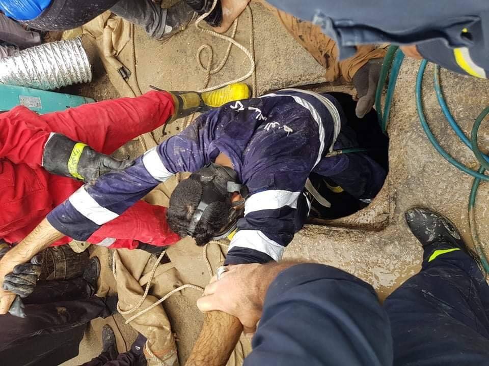 بالصور:انقاذ عامل في الرمق الاخير  بعد سقوطه في مجاري الصرف الصحي في كربلاء