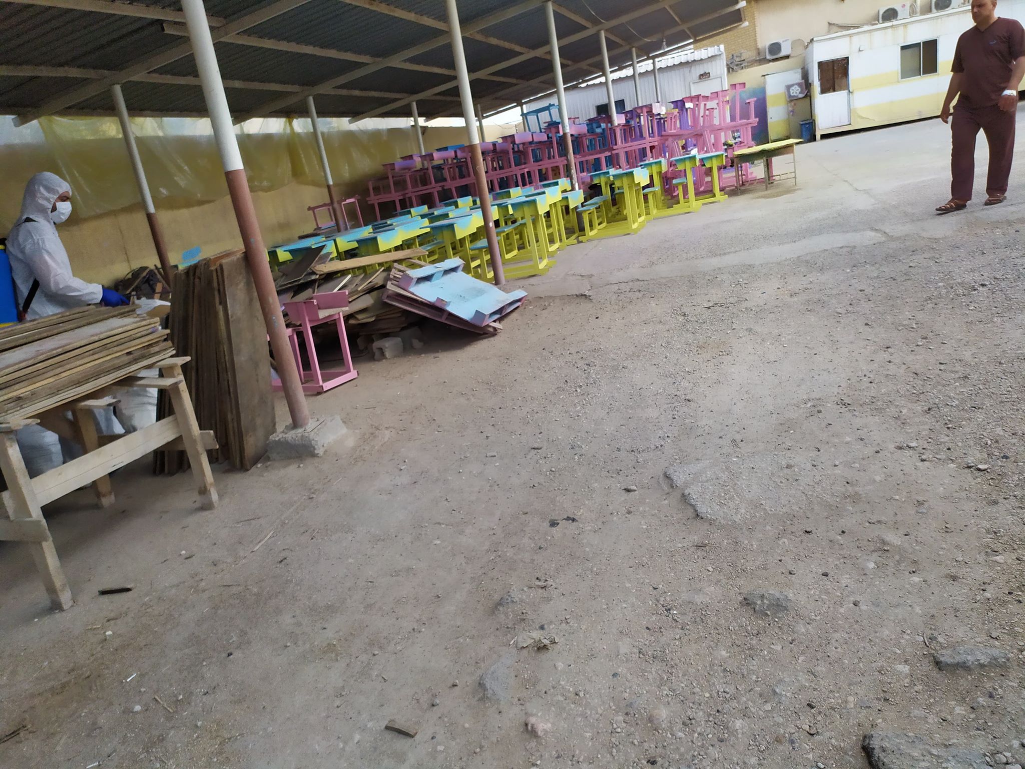 بالصور: فرق تطوعية من فوج طوارئ كربلاء الثالث تساعد المدارس