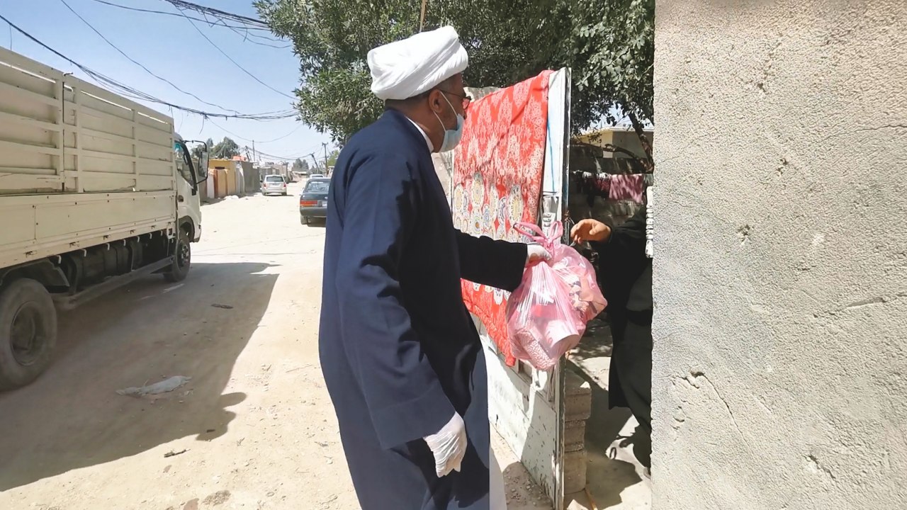 فيديو:العتبة الحسينية توزع سلات غذائية على الاحياء الفقيرة في كربلاء بسبب حظر التجوال