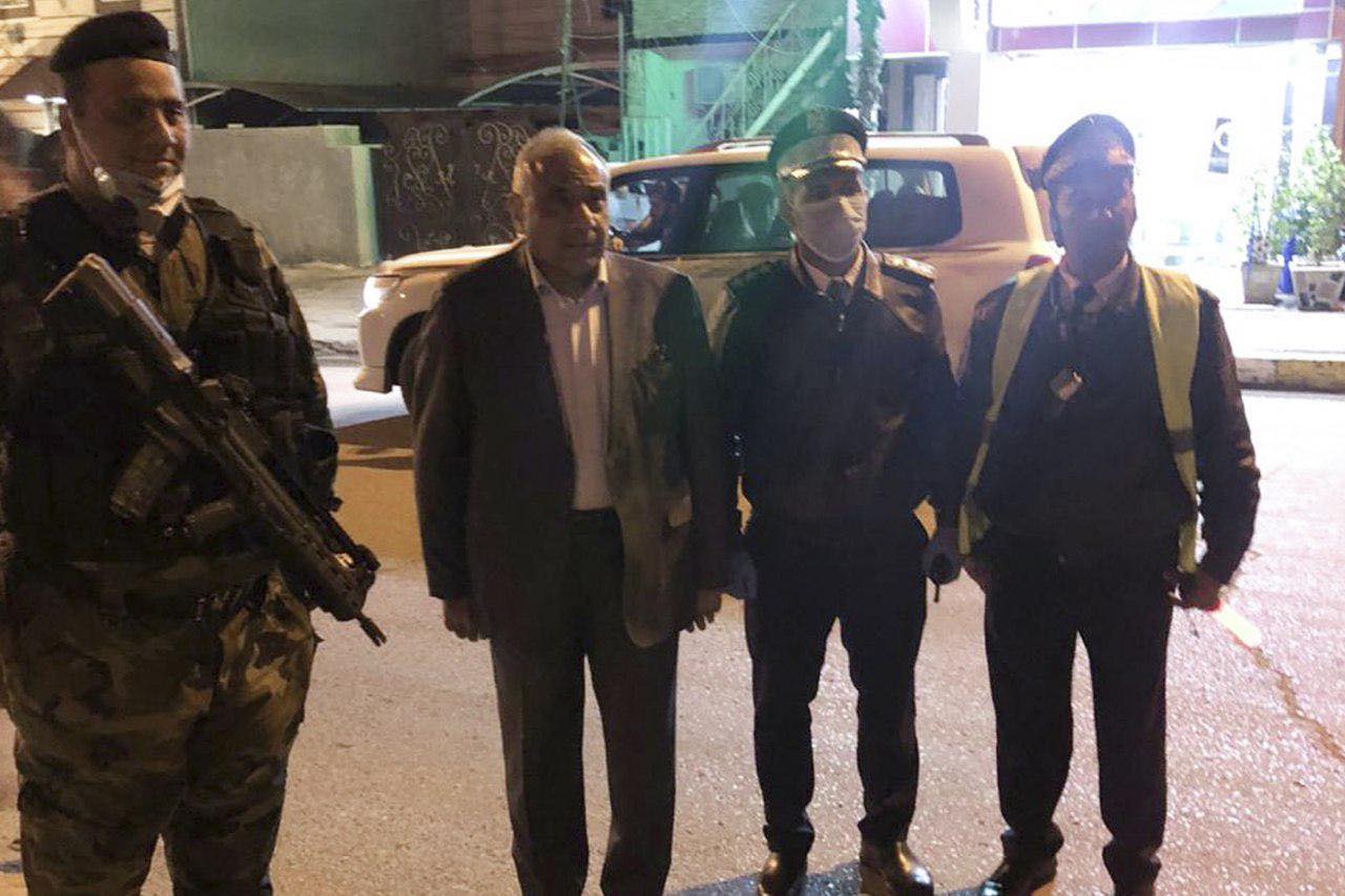بالصور:رئيس مجلس الوزراء المستقيل عادل عبد المهدي يتجول في شوارع بغداد