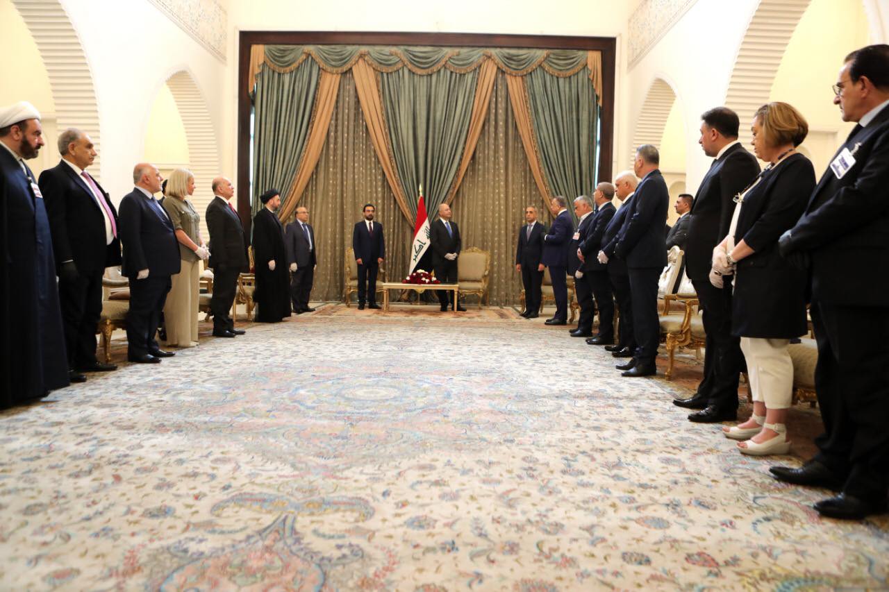 بالصور.. صالح يسلم امر التكليف للكاظمي بحضور الحلبوسي وقيادات الكتل السياسية