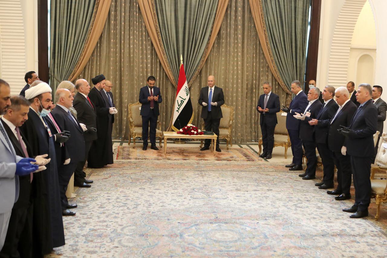 قائمة بأسماء 17 شخصية بارزة حضرت جلسة تكليف الكاظمي