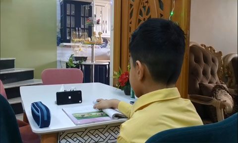 مدرسة في كربلاء تعتمد منهجا الكترونيا حديثا للدراسة عن بعد .