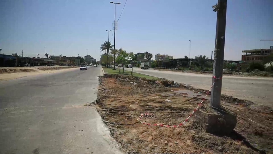 بلدية كربلاء  تقوم بنصب إشارات مرورية لتنظيم سير المركبات