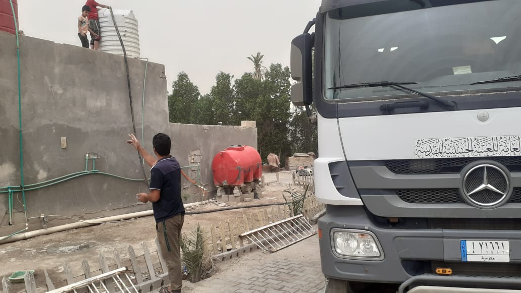 بسبب نقص الخدمات :العتبة الحسينية المقدسة توزع المياه الصالحة للشرب في البصرة