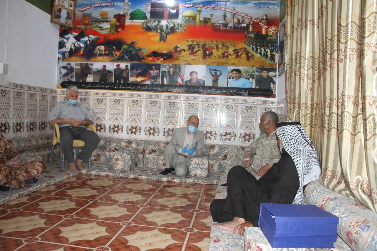 بالصور:في ذكرى فتوى الدفاع الكفائي:مؤسسة خيرية في كربلاء المقدسة تكرم ذوي شهداء ملبي الفتوى