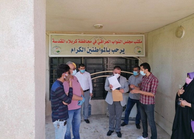 كربلاء:أعضاء الحملة الوطنية لإكمال قانون الانتخابات يسلمون ورقة احتجاجية إلى مكتب مجلس النواب في المحافظة