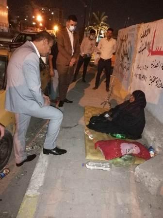 بالصور:وزير العمل وامرأة تتخذ من أرصفة الشوارع سكناً لها