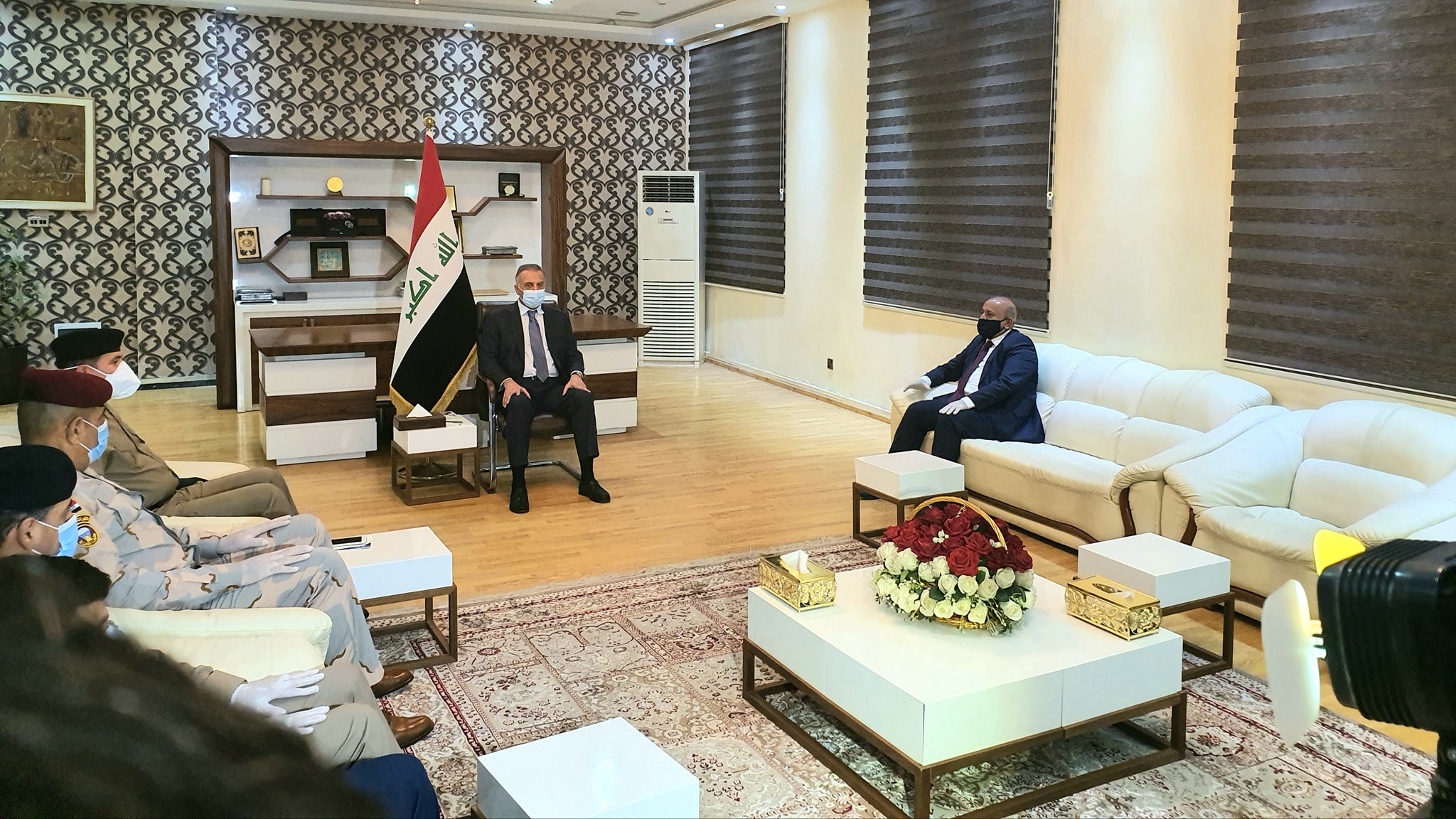 رئيس الوزراء مصطفى الكاظمي يصل كربلاء ويلتقي بمسؤوليها (صوره)