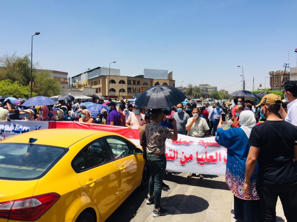 بالصور:حملة الشهادات العليا يتظاهرون ويقطعون الشارع أمام وزارة التعليم العالي