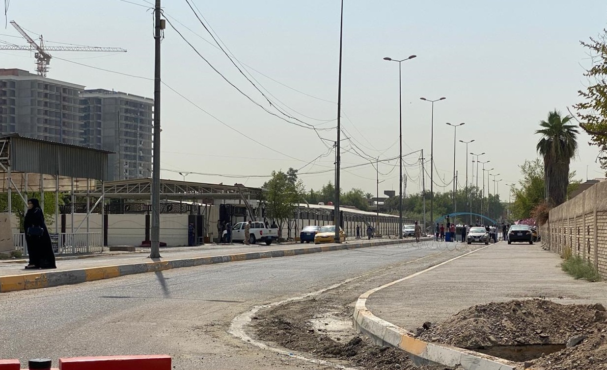 محتجون ينصبون سرادق الاعتصام أمام وزارة الكهرباء بسبب تردي الطاقة