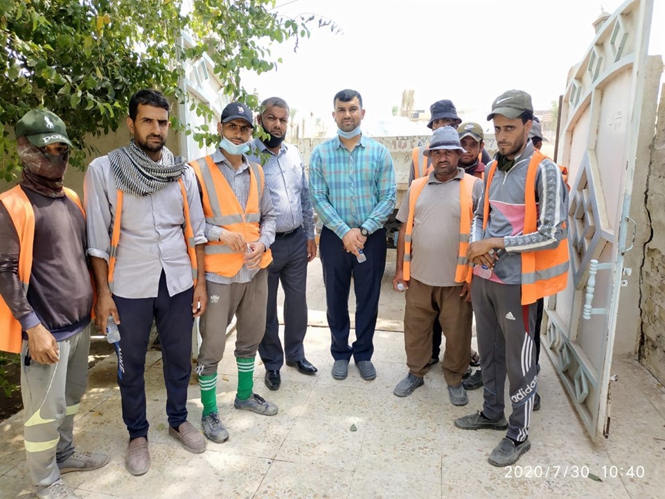 كربلاء:مؤسسة تابعة للسيد السيستاني ترسل مواد طبية لمستشفى الهندية وتمنح عمال الخدمات والصيانة سلات غذائية (مصور)