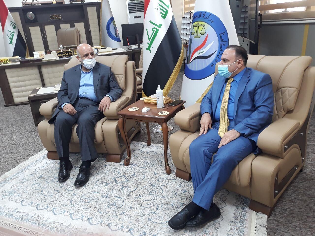 السفير الايراني ووزير العدل العراقي يؤكدان ضرورة تعزيز التعاون بين البلدين