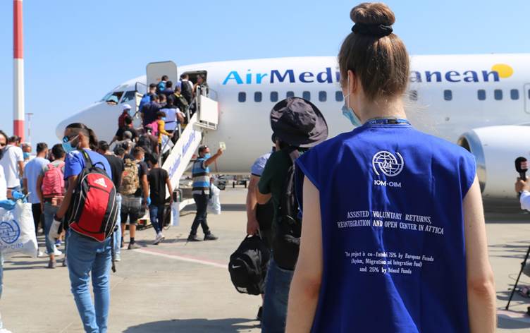 أوروبا تنفذ أكبر حملة لإعادة اللاجئين العراقيين من اليونان إلى بلدهم