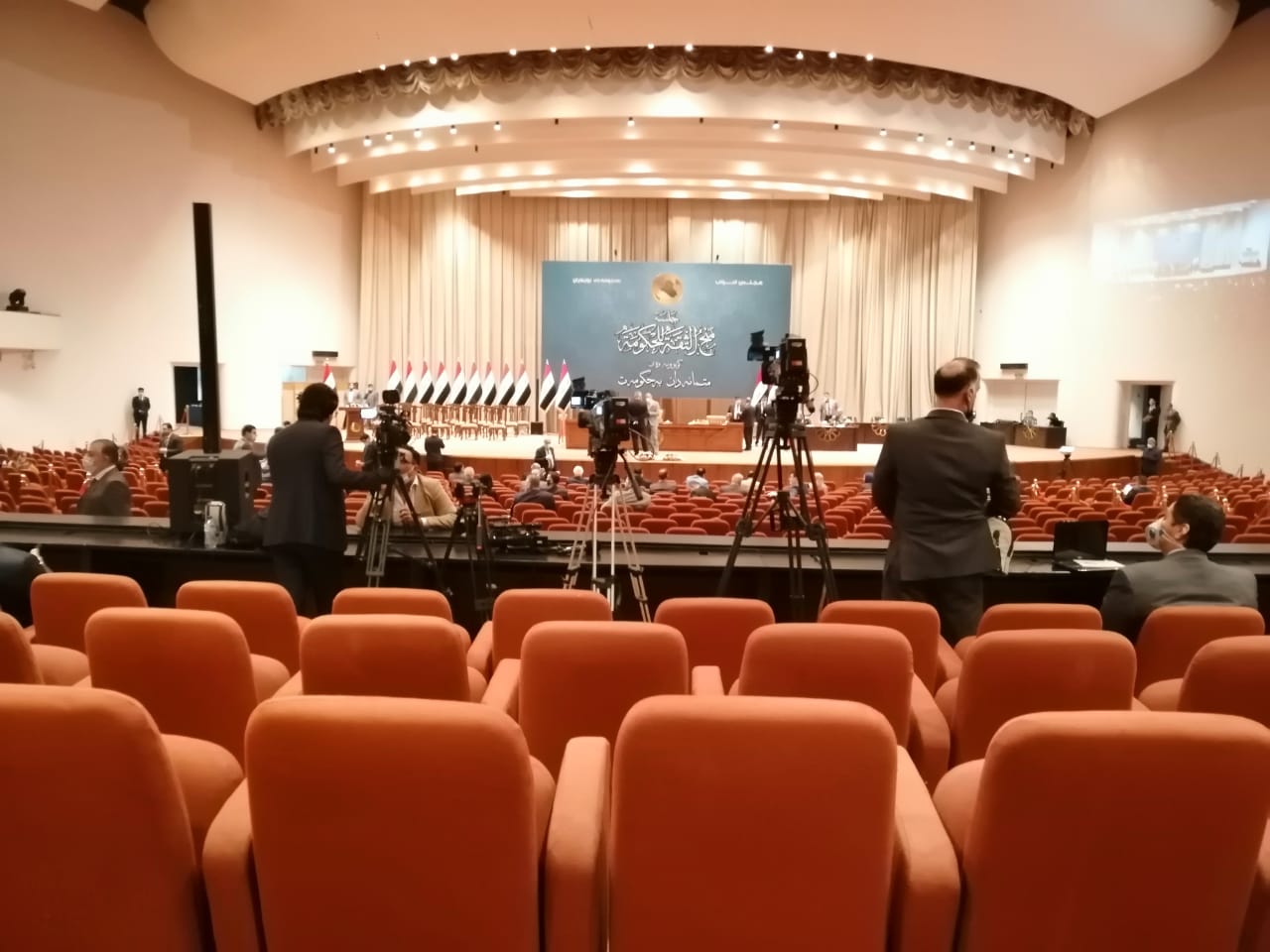 كورونا يشل السلطة التشريعية بالعراق ويصيب 50 نائبا