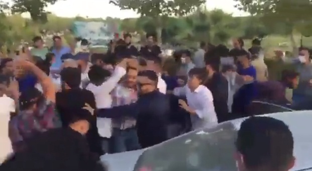 متظاهرون يقذفون زعيم الجيل الجديد بعبوات المياه في كردستان العراق (مصور)