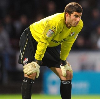 حارس عراقي يعلق قفازاته بعد مسيرة دامت 20 عاماً في الملاعب الانجليزية