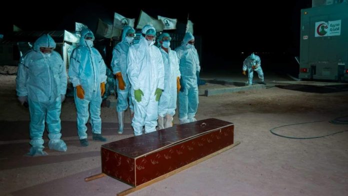 الكاظمي يكرم الحشد الشعبي لموقفه بدفن جثامين المتوفين بكورونا