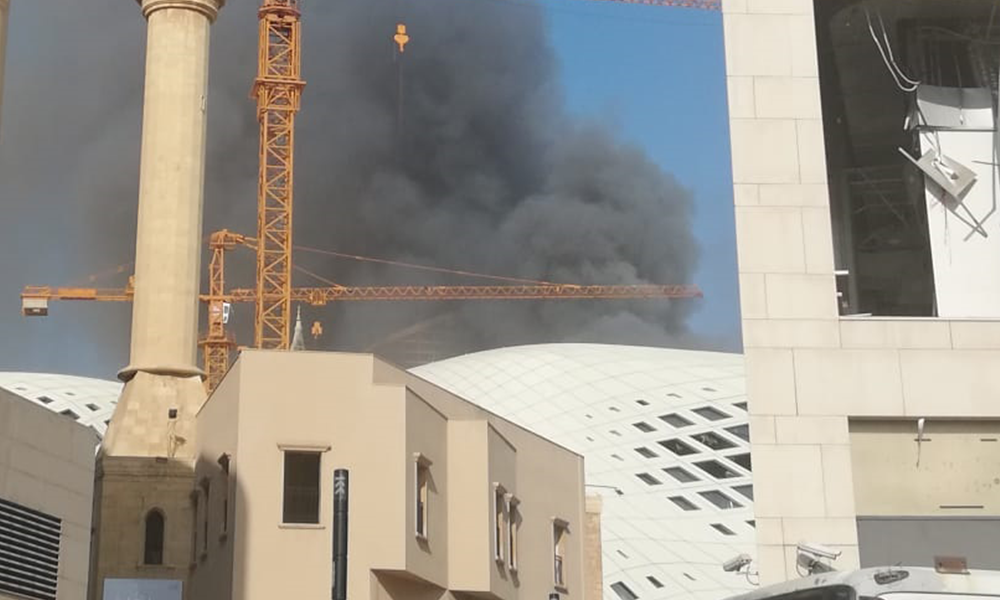 بالصور :حريق كبير في أحد المباني التجارية بوسط بيروت