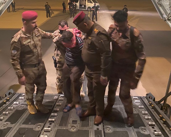 بالصور.. اقتياد قاتل عائلة المنصور الى بغداد الان