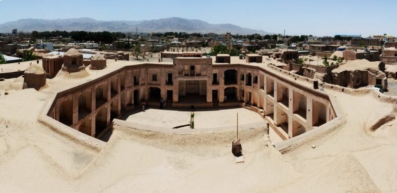 بالصوره:إيران تعيد حسينية تعود للحقبة القاجارية إلى عظمتها السابقة