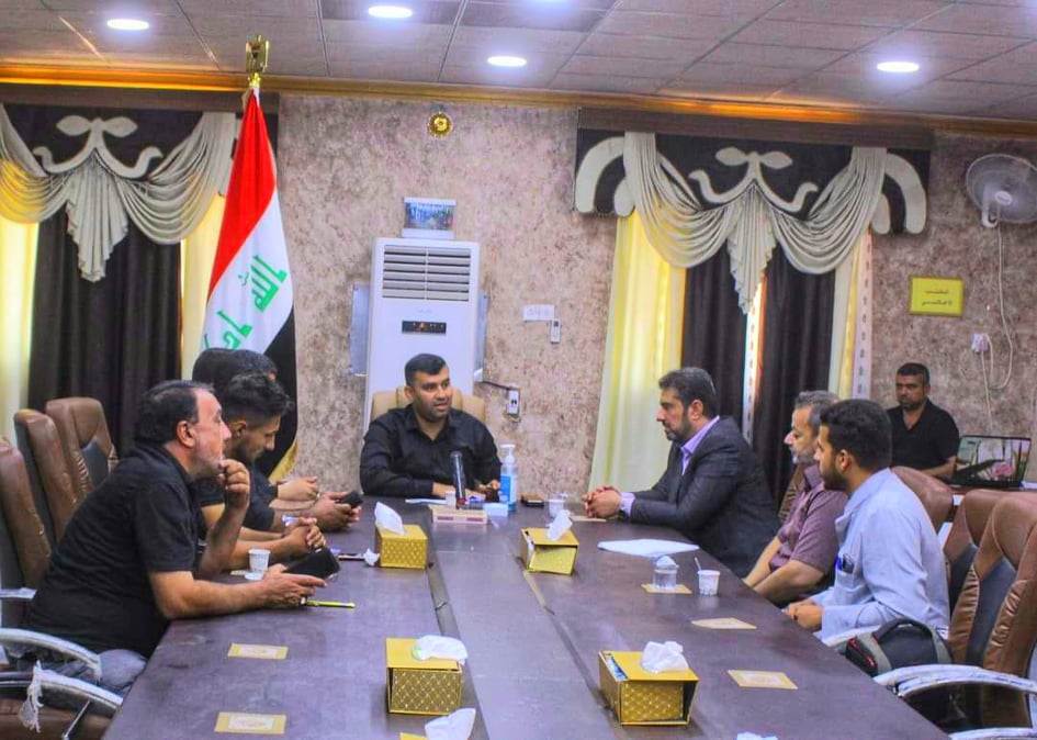 بالصور:ممثل السيستاني في كربلاء يمنح مواكب العزاء في قضاء طوريج معقمات ومواد تعفير