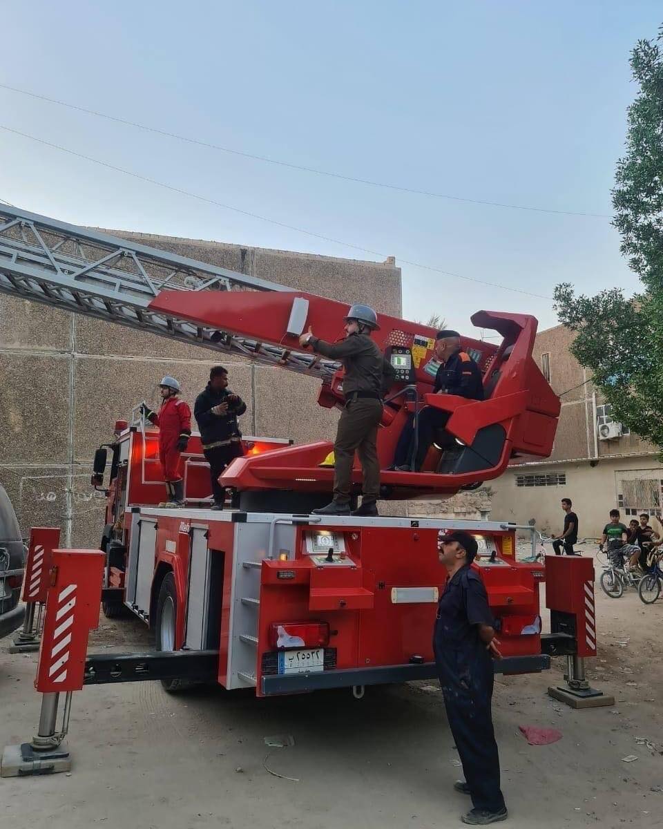 بالصور:الدفاع المدني تنقذ عائلتين بعجلة السلم في كربلاء على اثر انهيار مبنى سكني