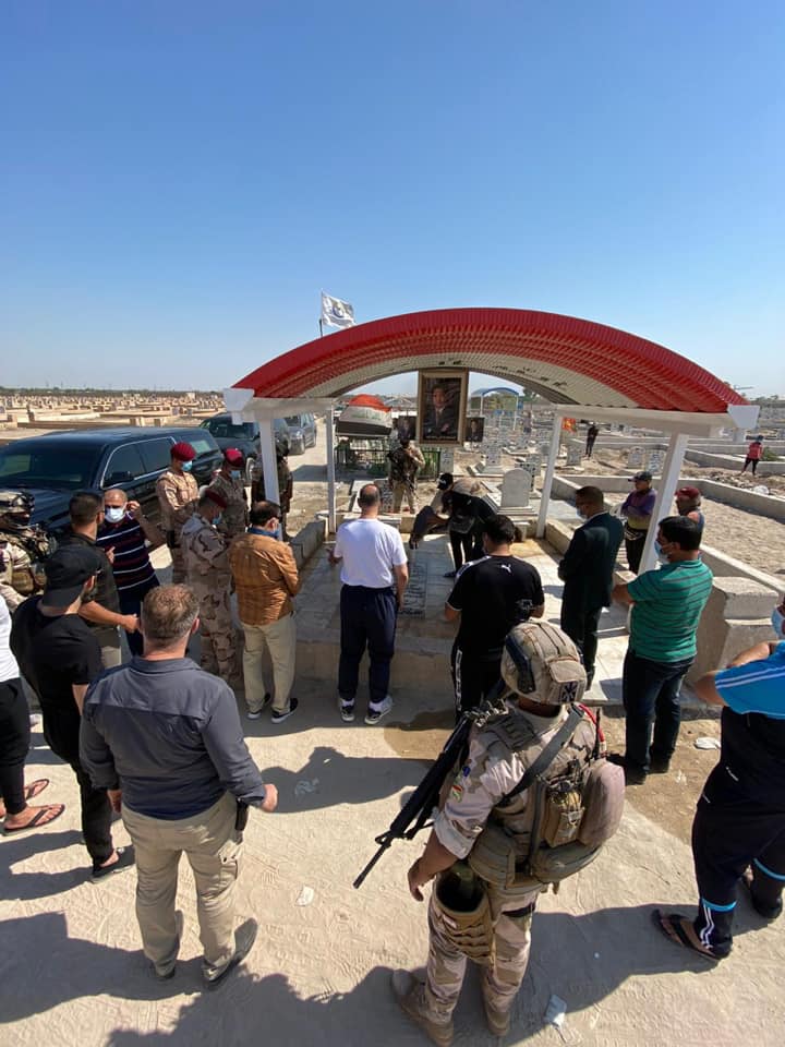 بالصور:وزير الشباب يزور قبري احمد راضي وناظم شاكر