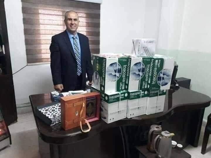 بعد احالته على التقاعد .. موظف يودع مكتبه بطريقة فريدة