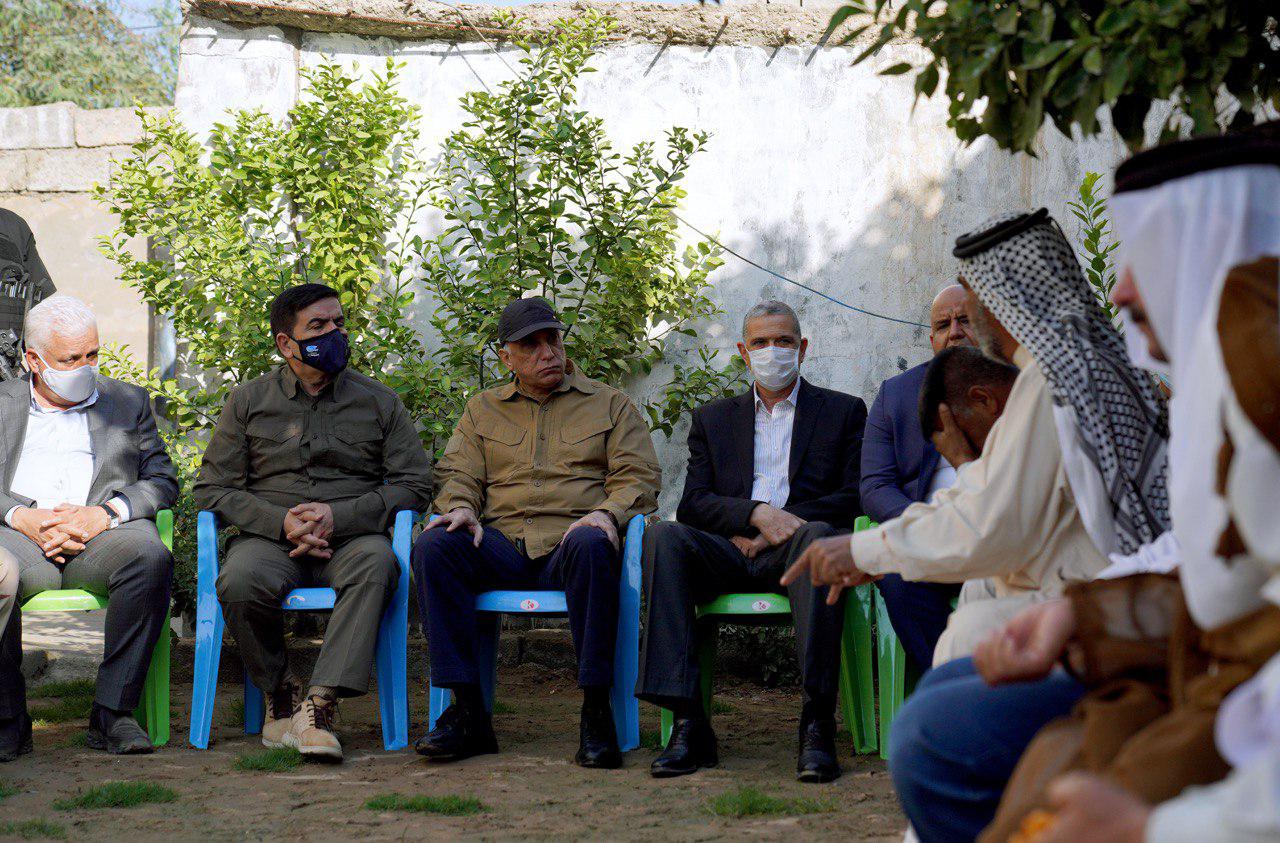 الكاظمي يحضر مجلس عزاء المغدورين في منطقة الفرحاتية بقضاء بلد