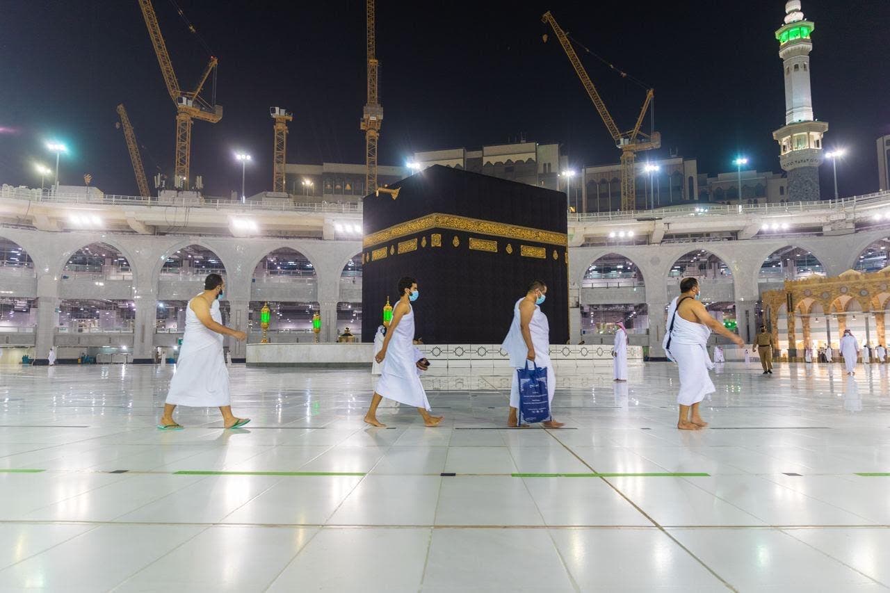 السعودية تسمح بأداء الصلاة في المسجد الحرام