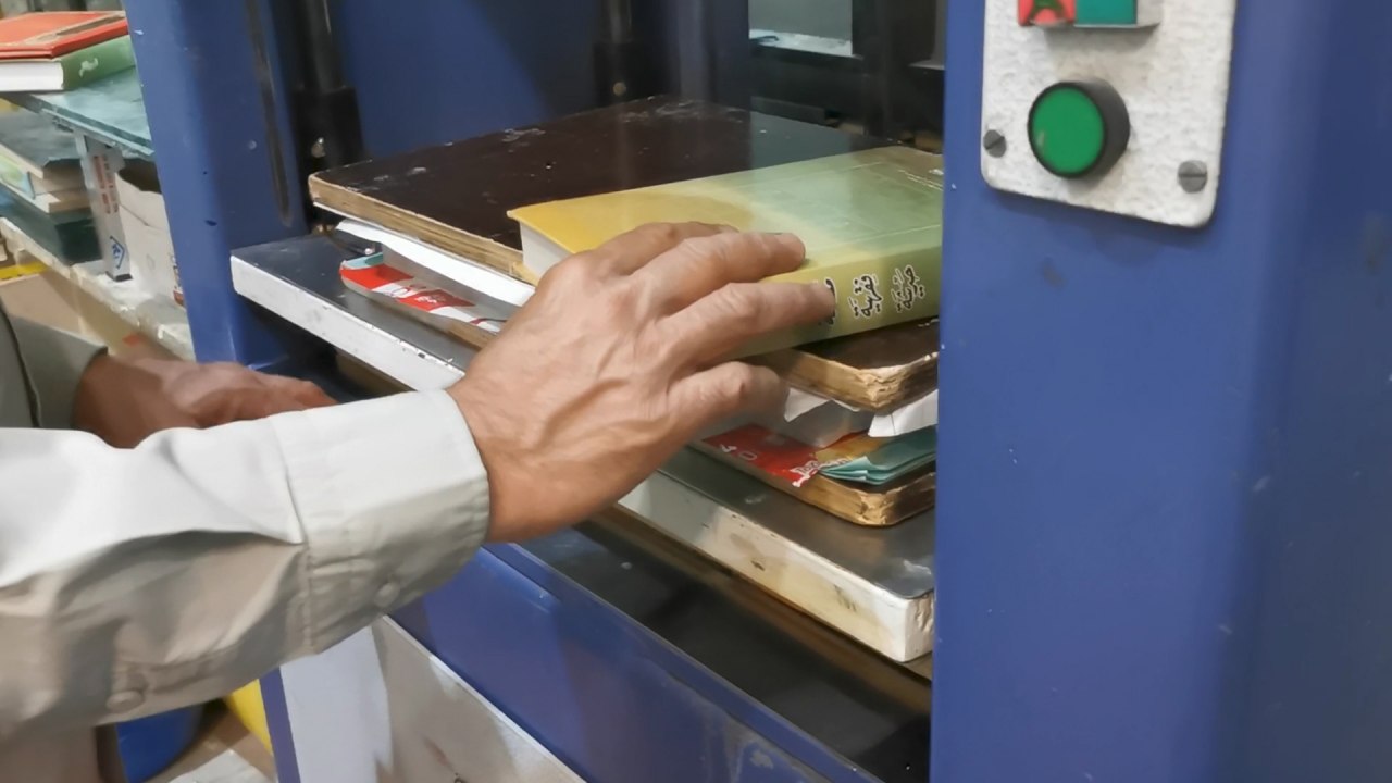 هكذا تقوم العتبة الحسينية المقدسة بالحفاظ على المصاحف الشريفة وكتب الأدعية والزيارات وبطريقة فنية