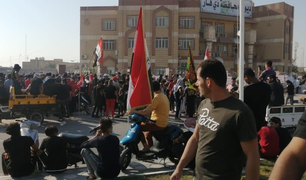 متظاهرون يقطعون طريقاً بالاطارات المحترقة في الناصرية