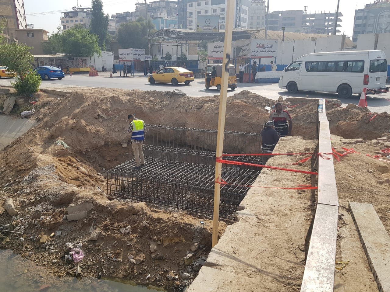 بالصور :تعريض جسرين على نهر الحسينية في مركز كربلاء