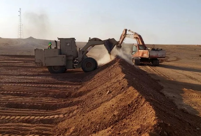 لواء بالحشد الشعبي يشرعُ بإنشاء ساترٍ أمنيّ استراتيجيّ يمتدّ من عرعر الى النخيب