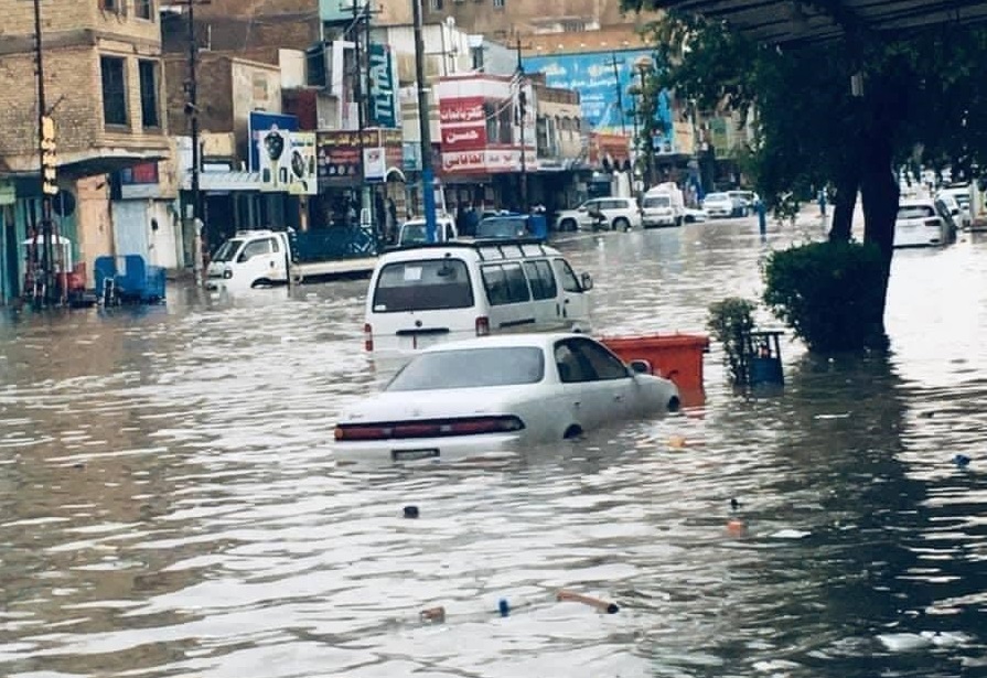 بالصور :امطار غزيرة تغرق شواع النجف ومحافظها يعلق