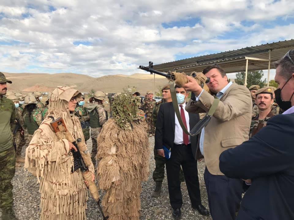 وزير بريطاني يتفقد قوات البيشمركة في السليمانية