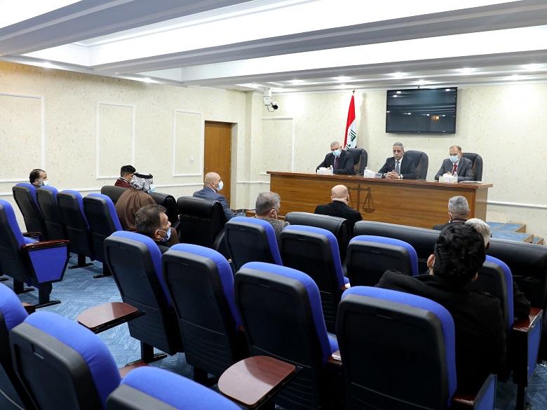 رئيس مجلس القضاء الأعلى يلتقي عوائل شهداء ذي قار بخصوص قتلة المتظاهرين