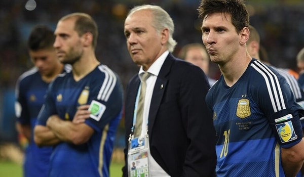 بعد مارادونا.. الأرجنتين تفقد مدربها البارز