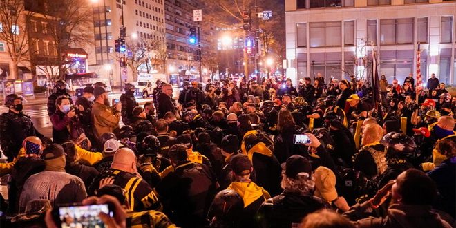 وفاة شرطي أمريكي في أعقاب الاشتباكات مع مؤيدين لترامب