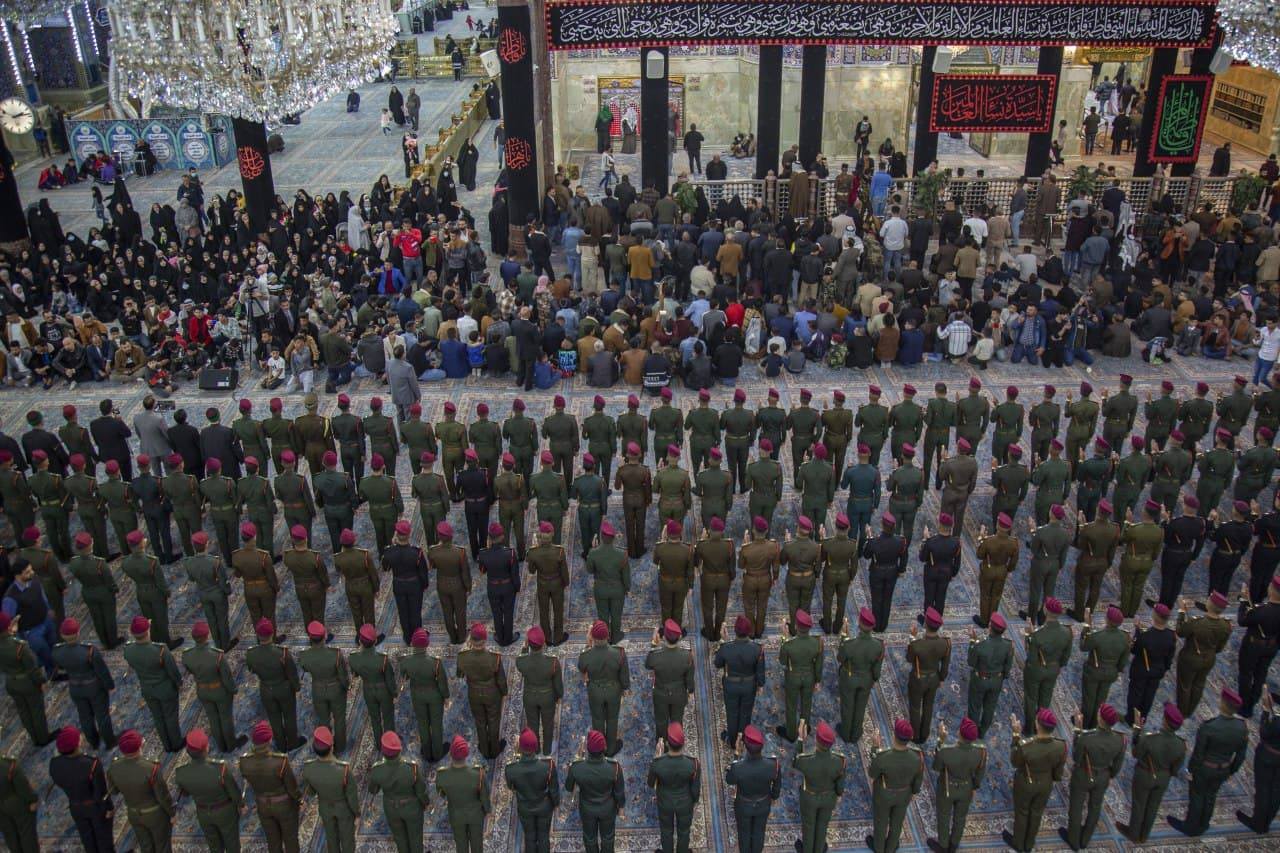 بالصور:المئات من الضباط  العسكريين يرددون القسم في الصحن الحسيني الشريف