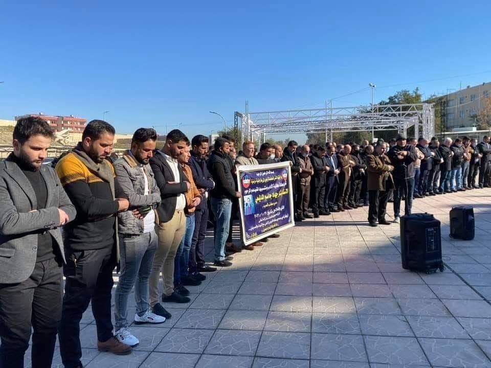 بالصور:طلبة جامعة الموصل يقيمون صلاة الغائب على ارواح شهداء تفجيرات ساحة الطيران