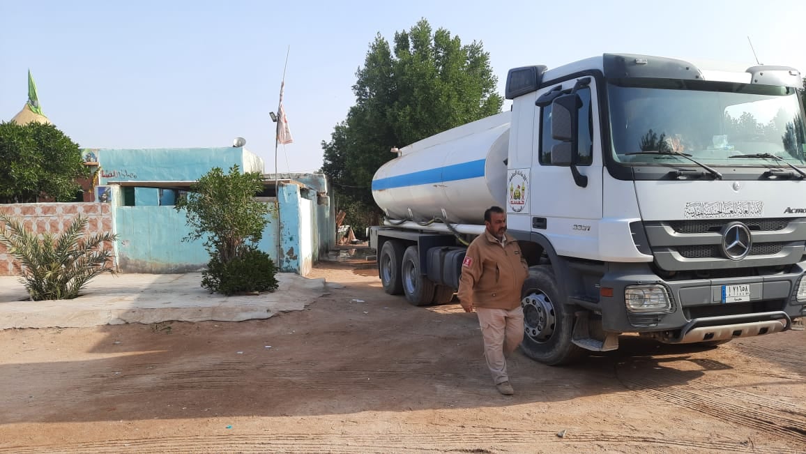 بالصور:منذ سنتين اليات وكوادر بشرية من العتبة الحسينية تواصل بتوفير مياه الشرب لاهالي البصرة وبعض دوائرها